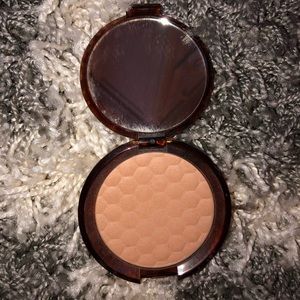 The Body Shop Bronzer in shade 01 light matte
